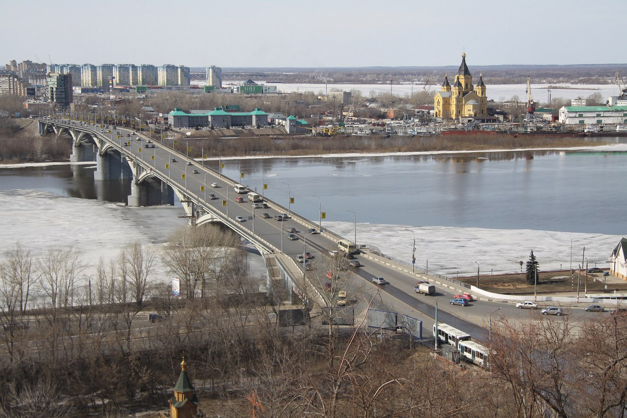 В Нижнем Новгороде девушка собирается спрыгнуть с Канавинского моста