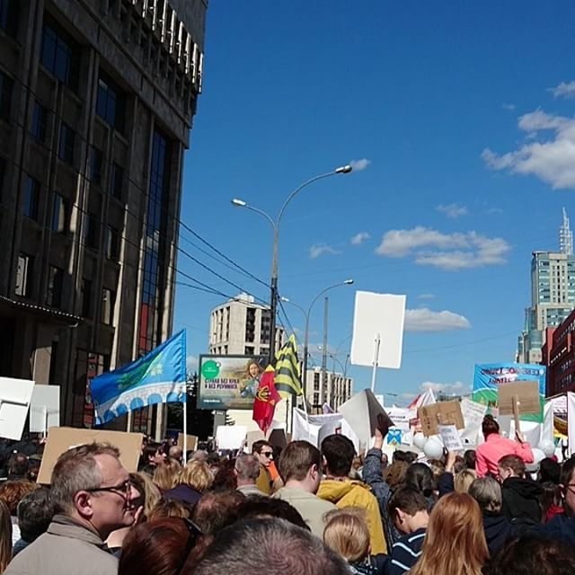 Более 17 000 человек участвуют в митинге в Москве