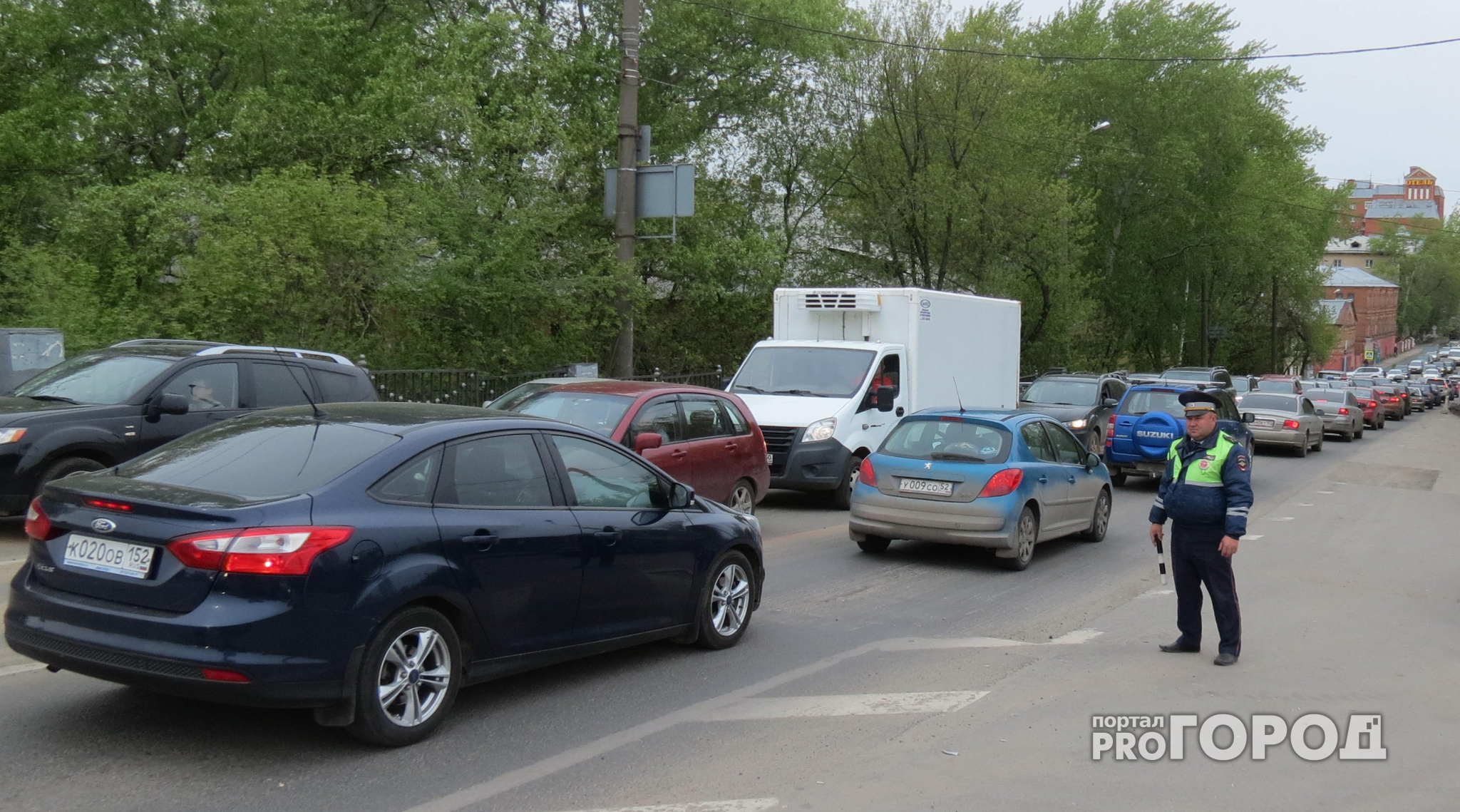 Нижегородские автовладельцы: "Светофор включили, теперь и площадь тормозит, и мост встал"