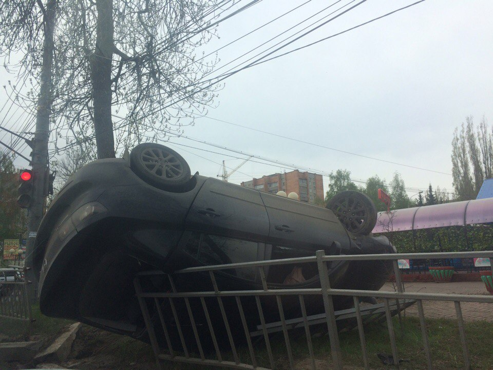 Страшное ДТП в Нижнем: на светофоре иномарка перевернулась на крышу
