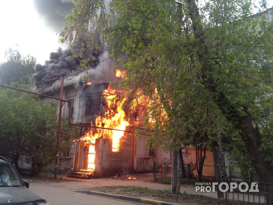 В центре Нижнего Новгорода горит жилой дом