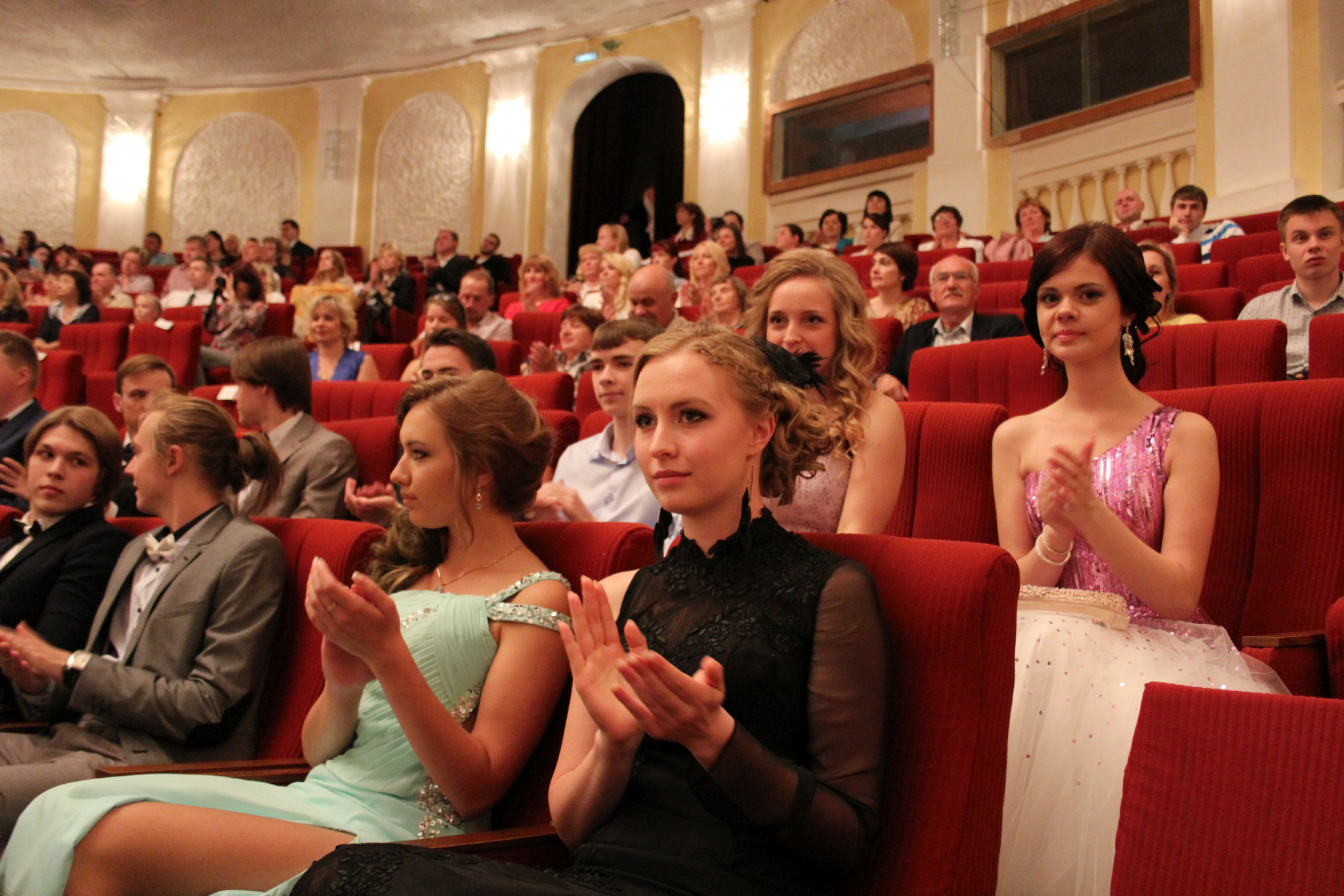 Праздник за 30 тысяч, платье за 25: какую сумму выложат родители нижегородских выпускников?