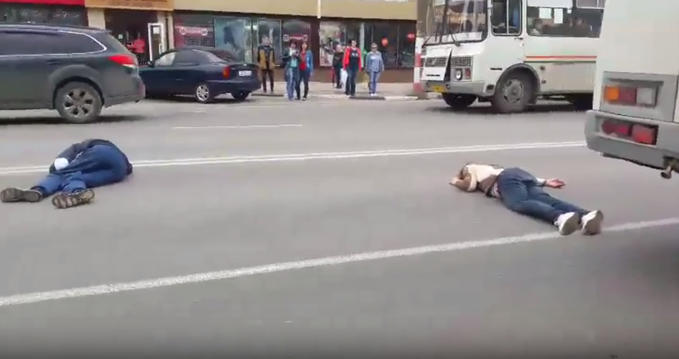 В Дзержинске пьяная пара бросилась под колеса маршрутки (видео)