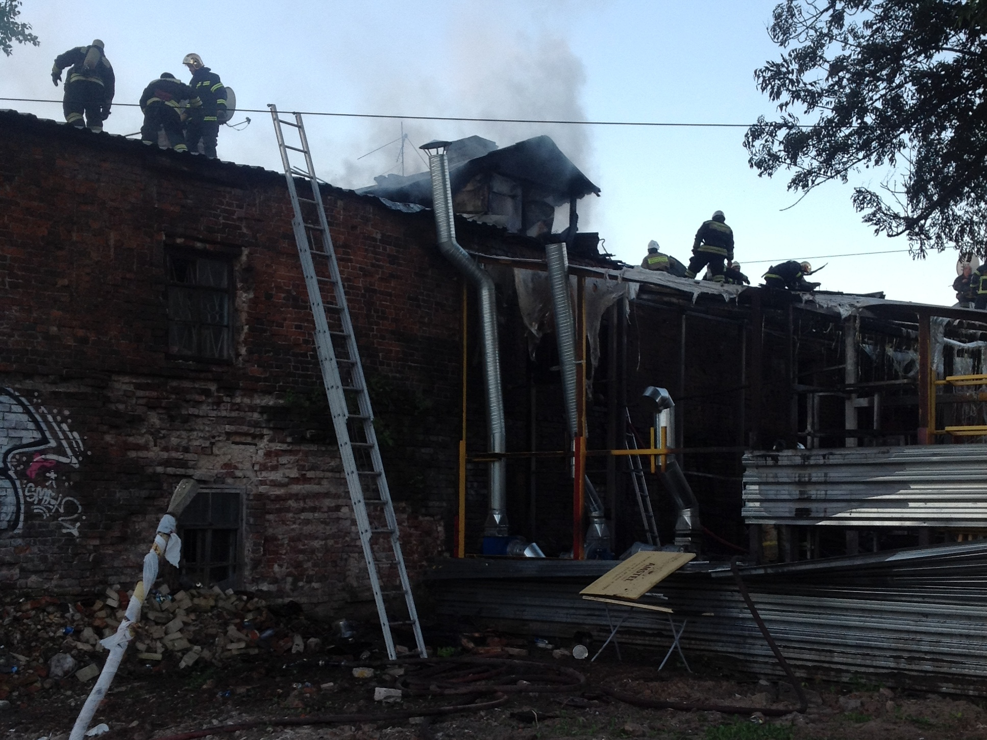 В центре Нижнего сгорело кафе в жилом доме: есть пострадавшие (ВИДЕО)