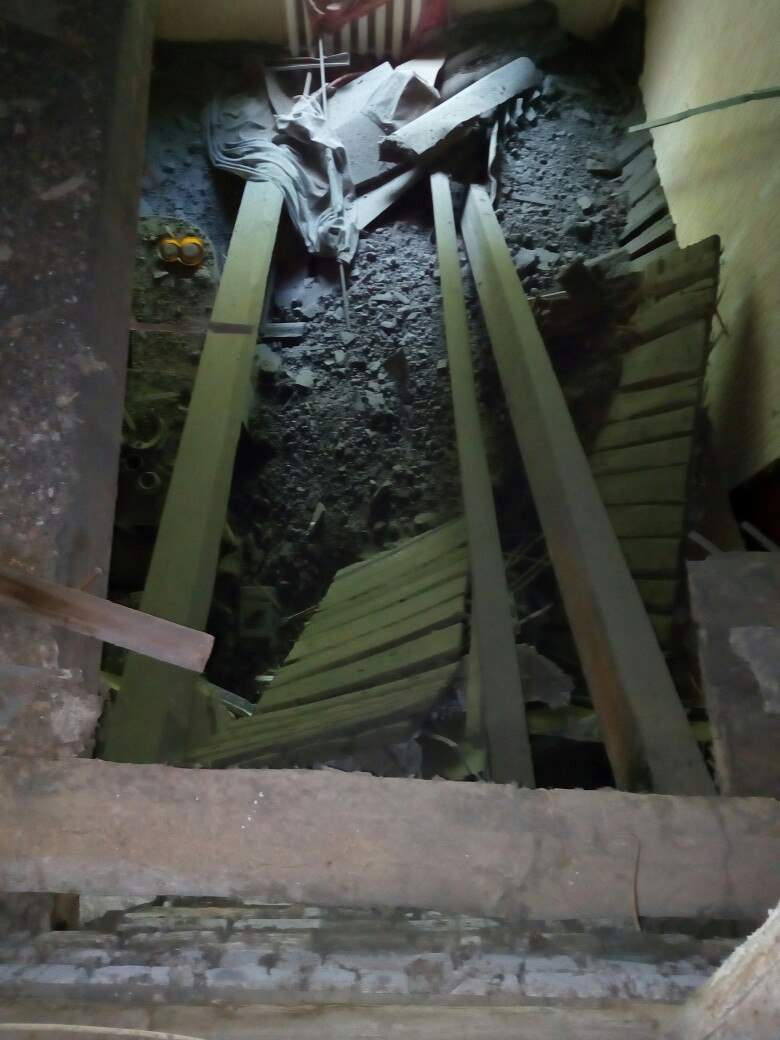 Квартира под открытым небом: в Нижнем из-за ливней в двухэтажке рухнул потолок