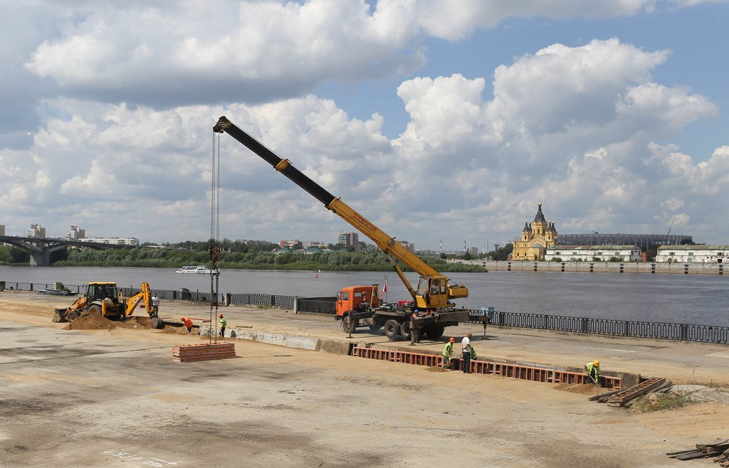 Стали известны сроки завершения общестроительных работ на Нижневолжской набережной