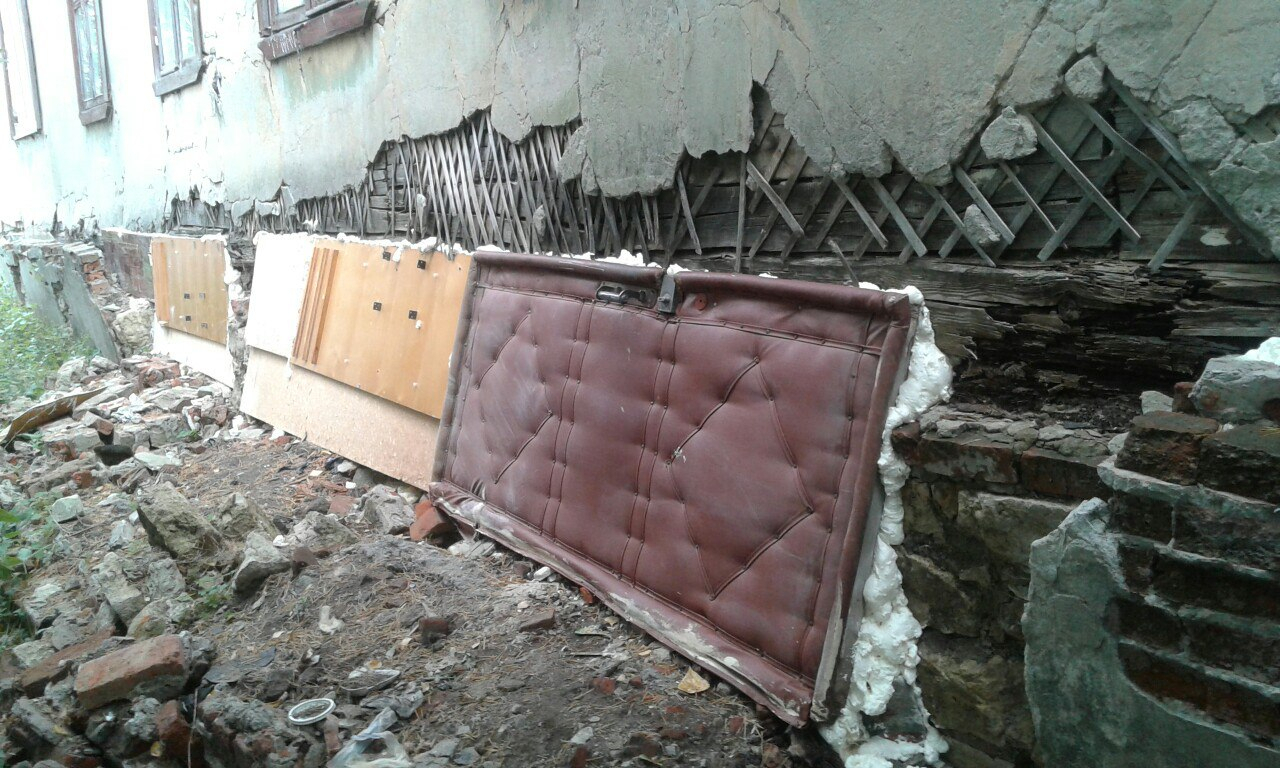 В Нижнем Новгороде аварийным дом починили старыми дверьми и монтажной пеной