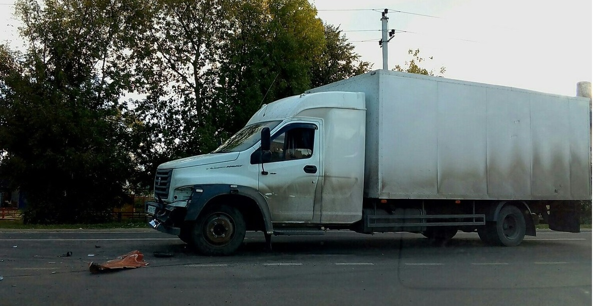 В Нижегородской области иномарка и грузовик не поделили перекресток