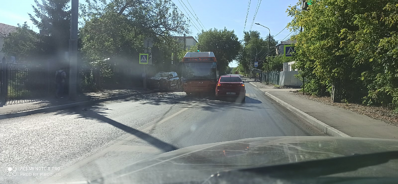 Автобус с пассажирами столкнулся с двумя иномарками в Сормовском районе