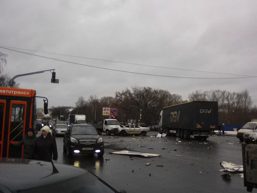 авария на перекрестке улиц Новикова Прибоя и Попова