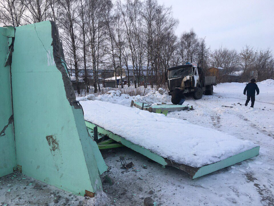 МАЗ врезался в остановку в поселке Доскино Богородского района 21 февраля 2018 года
