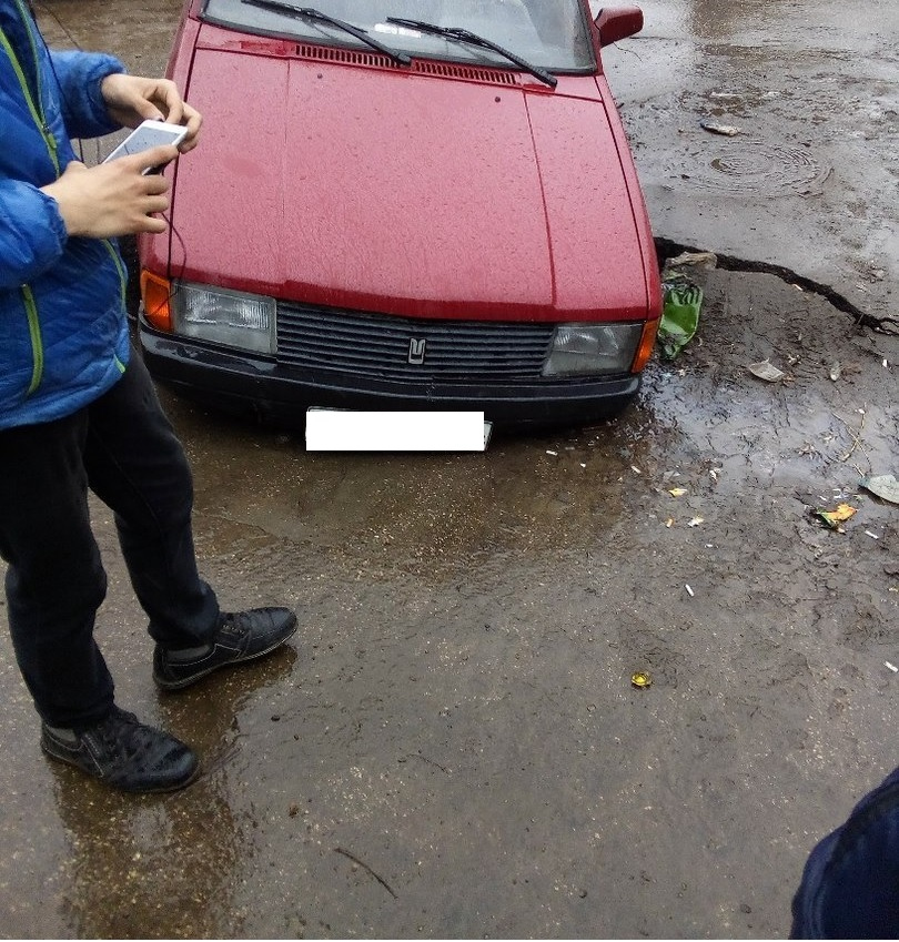 автомобиль провалился на улице Чаадаева