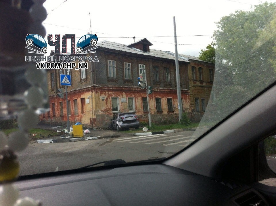 иномарка врезалась в дом на улице Алеши Пешкова