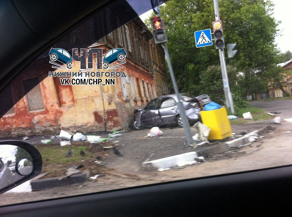 иномарка врезалась в жилой дом на улице Алеши Пешкова 1 июня