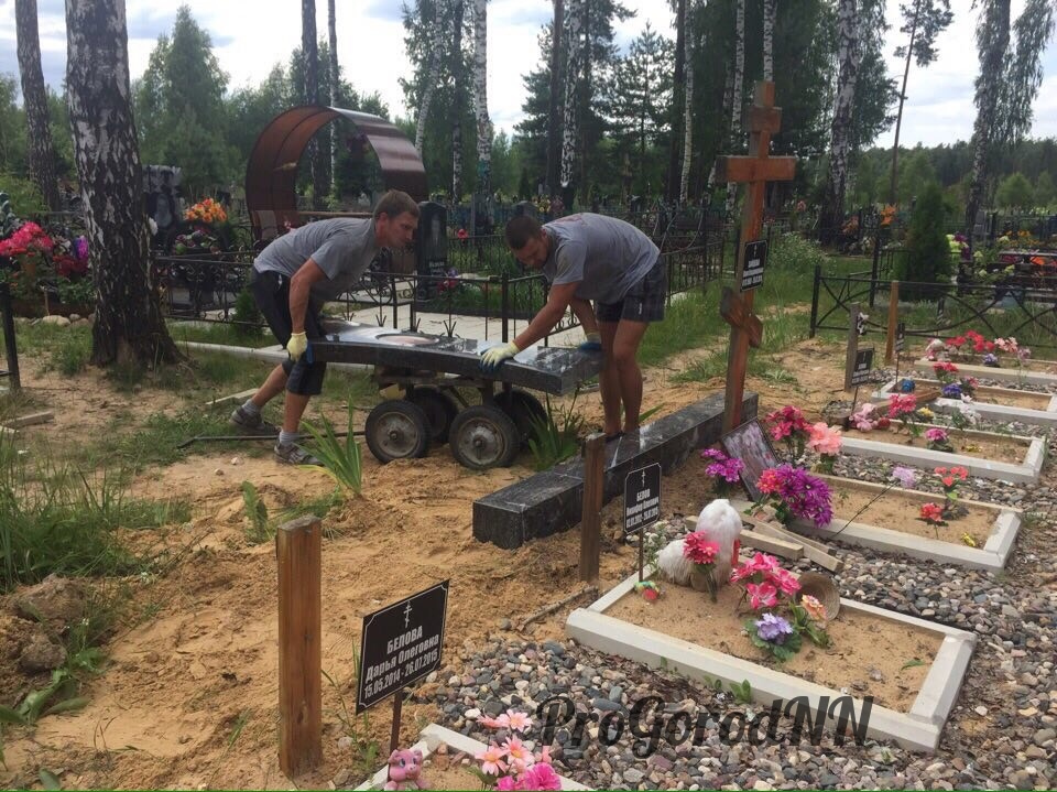 установка памятника на могиле Юлии Зайцевой и ее шестерых детей, убитых Олегом Беловым летом 2015 года