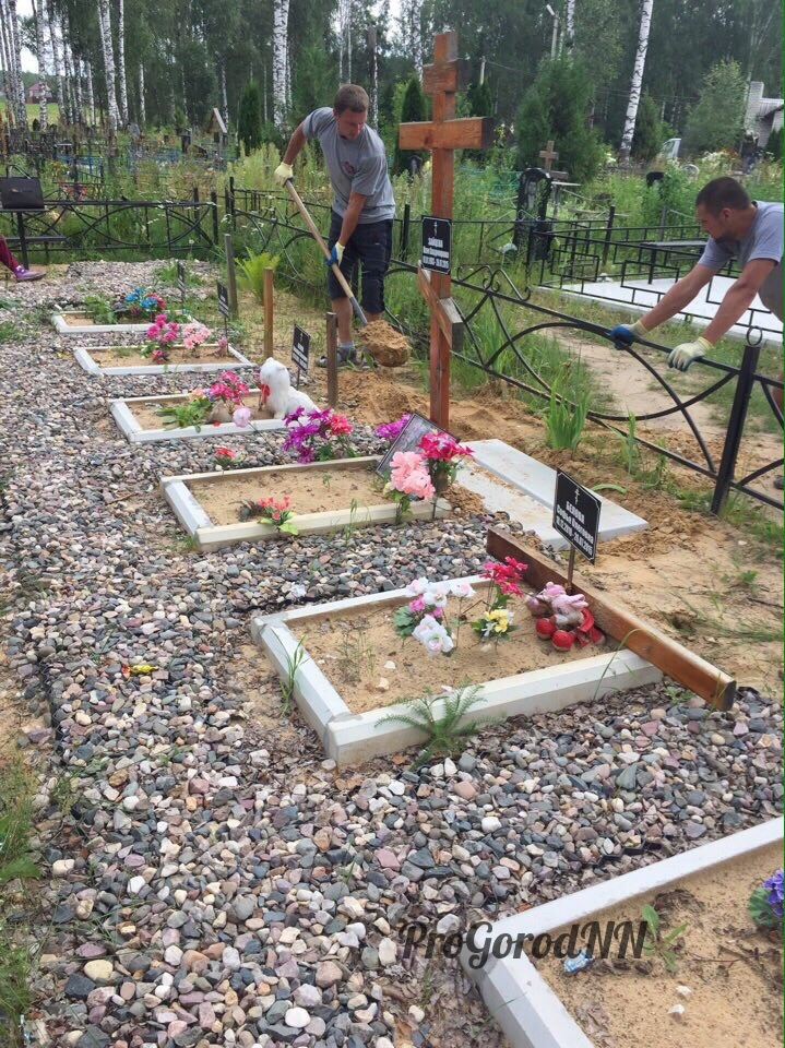 установка памятника на могиле Юлии Зайцевой и ее шестерых детей, убитых Олегом Беловым летом 2015 года