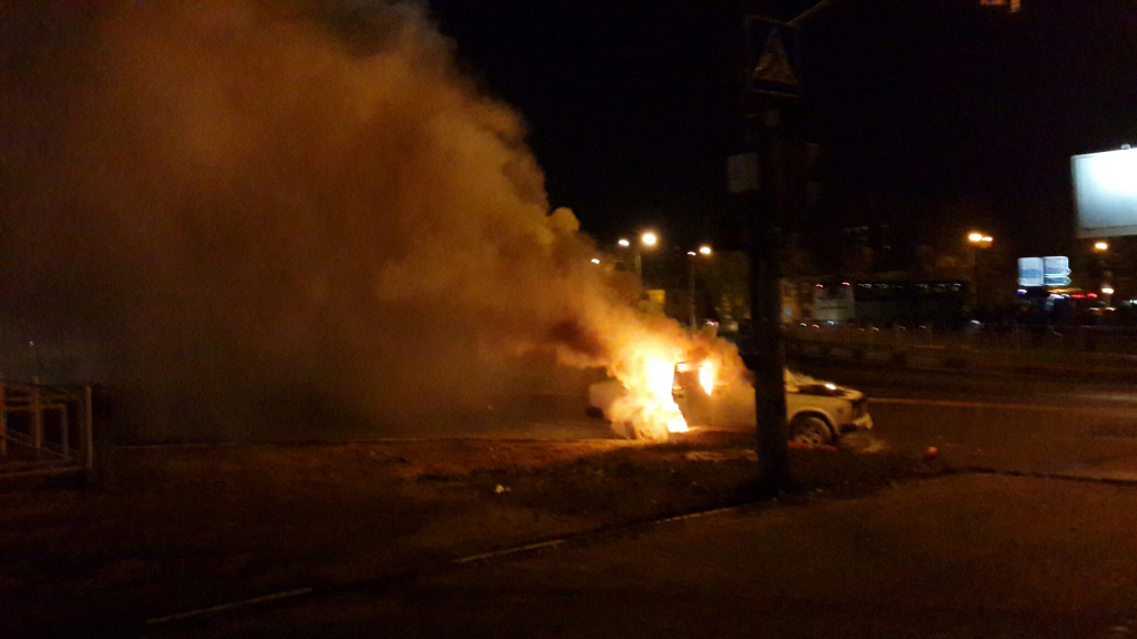 Жигули сгорели на улице Стелковой
