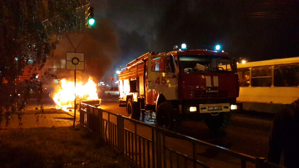 Жигули сгорели на улице Стелковой