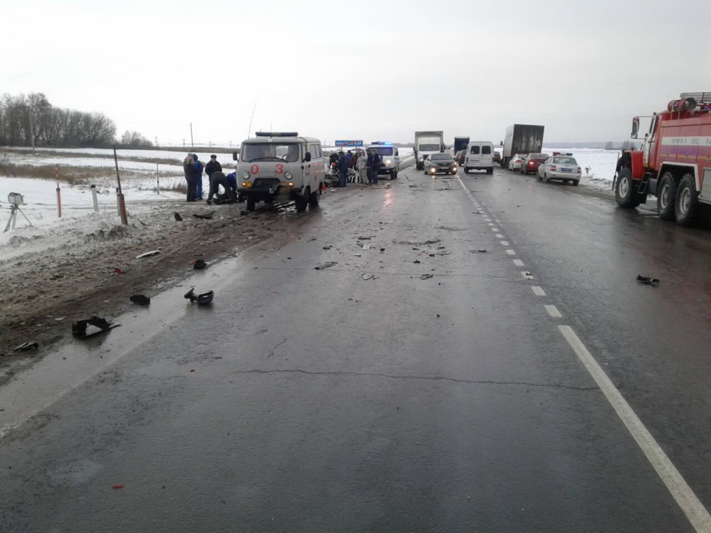 смертельная авария в Шатковском районе 13 декабря. На трассе столкнулись три автомобиля.