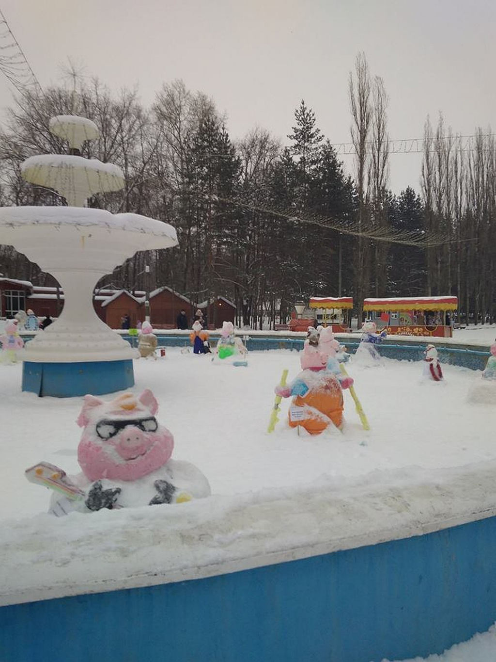 парад снеговиков - хрюшек в Автозаводском парке