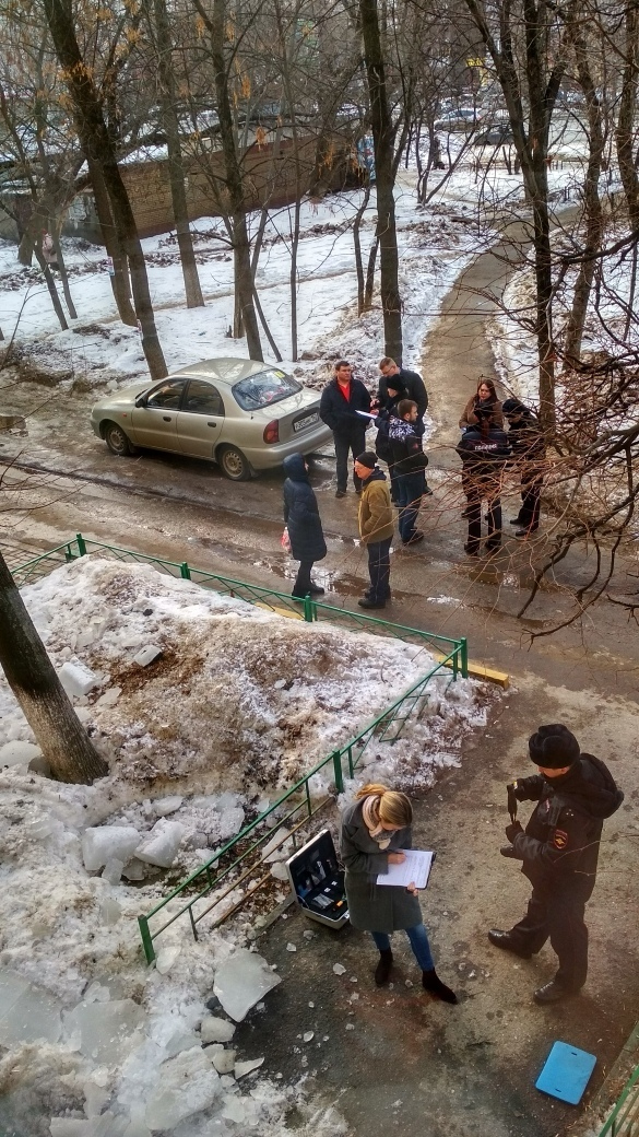 Ледяная глыба упала на детей на проспекте Ленина 15 марта