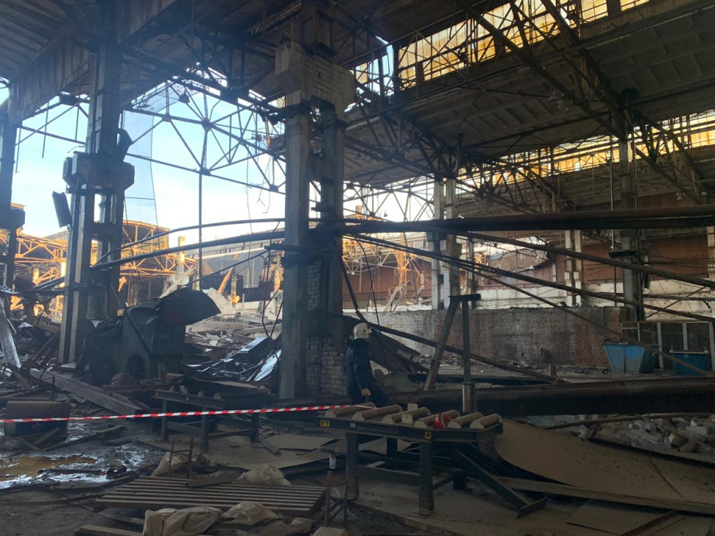 На заводе "Дзержинскхиммаш" при демонтаже балок в одном из цехов обрушилась кровля