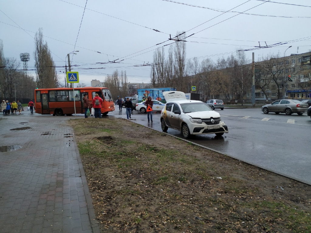Газель и Рено Логан столкнулись в Автозаводском районе 11 апреля