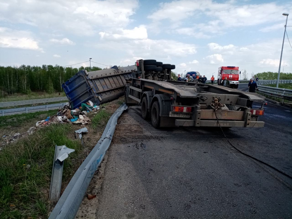мусоровоз перевернулся на Южном обходе Нижнего Новгорода 8 мая
