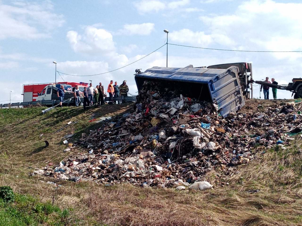мусоровоз перевернулся на Южном обходе Нижнего Новгорода 8 мая