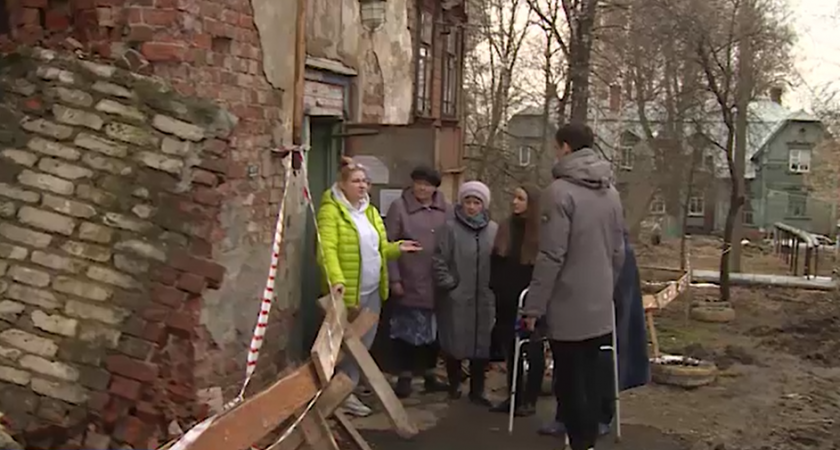 Из-за небрежной работы трактора в нижегородском доме обрушилось две стены