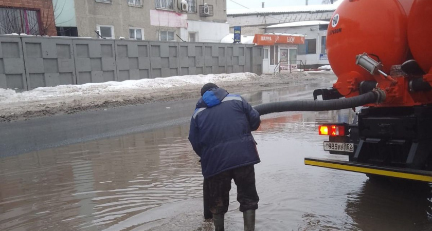 В Нижнем Новгороде откачивают воду с затопленных улиц