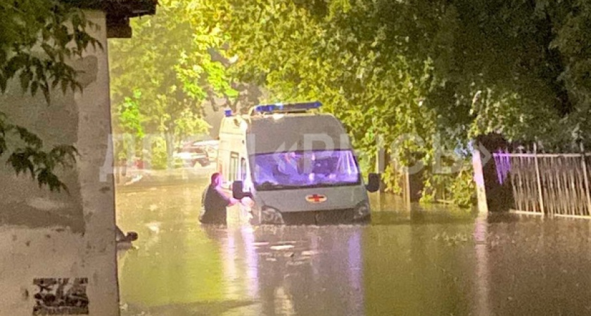 Машина скорой помощи утонула по зеркала на дороге в Нижнем Новгороде