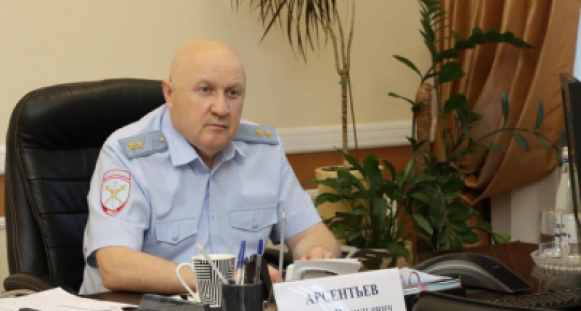 Генерал-лейтенант полиции Юрий Арсентьев в течение часа отвечал на поступающие вопросы от жителей
