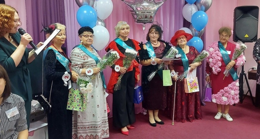 Дамы 60+ пели, дефилировали по подиуму и читали стихи на конкурсе красоты в Навашино 