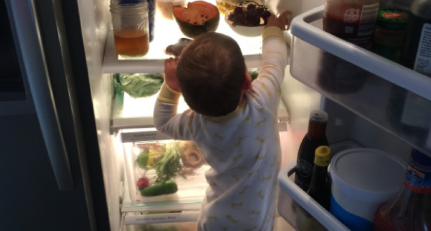 Учитесь на чужих ошибках: срочно выкиньте это из холодильника, чтобы не отравиться