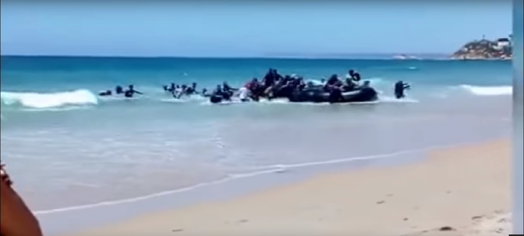 В Испании беженцы на лодках высадились на пляже на глазах у  отдыхающих