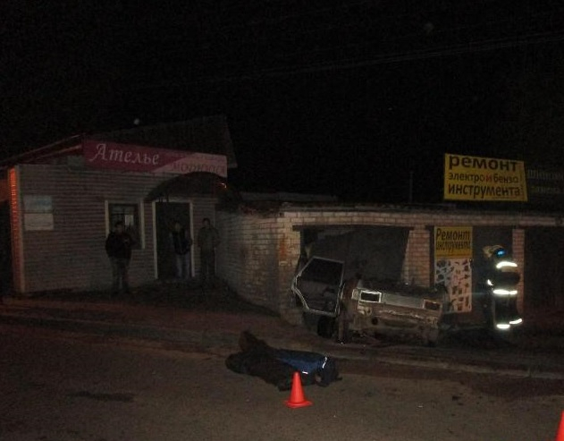 В Нижнем Новгороде пьяный водитель протаранил гараж: два пассажира погибли (ФОТО)