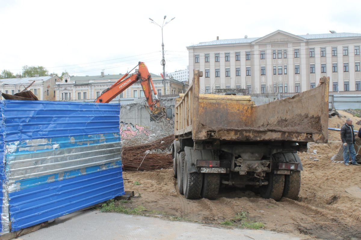 Во имя экономии: чиновники решили не убирать синий забор на Нижневолжской набережной