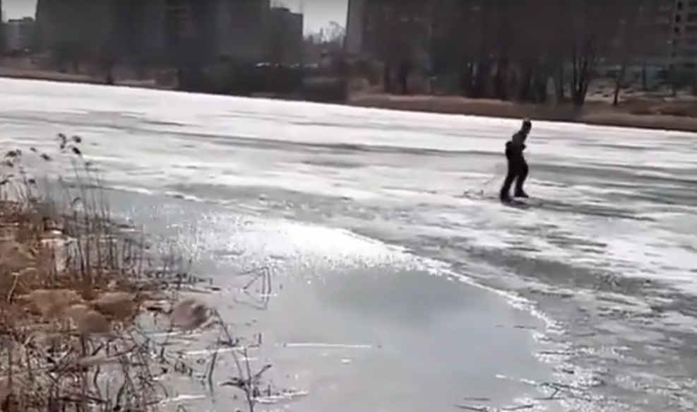 В Нижнем Новгороде мужчина устроил забег на лыжах по тонкому льду