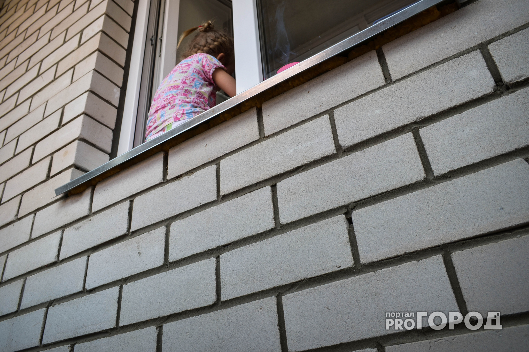Ребенок выпал из окна девятого этажа в Автозаводском районе