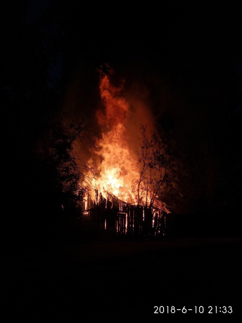 Из-за неосторожного обращения с огнем в Ленинском районе сгорели сараи (ФОТО)