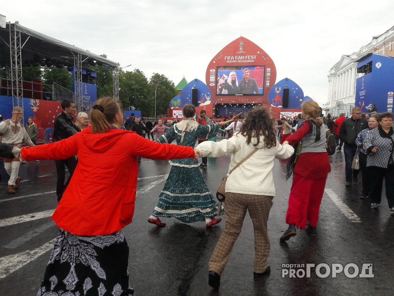 В центре Нижнего Новгорода впервые собрали огромный хоровод (видео)