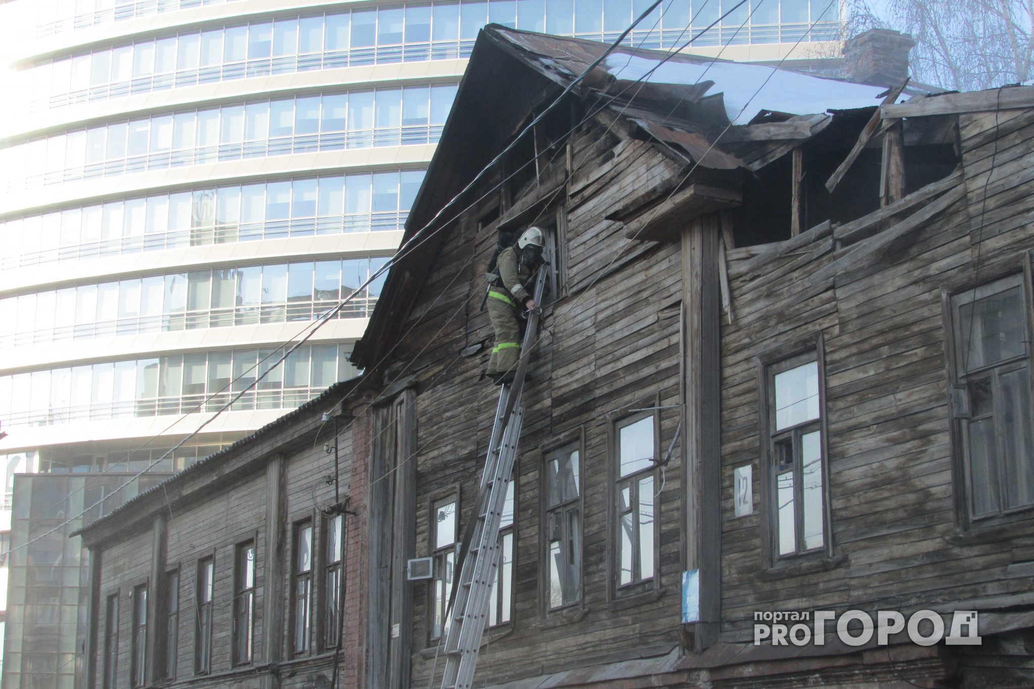 Курильщик пострадал на пожаре в собственном доме в Володарском районе
