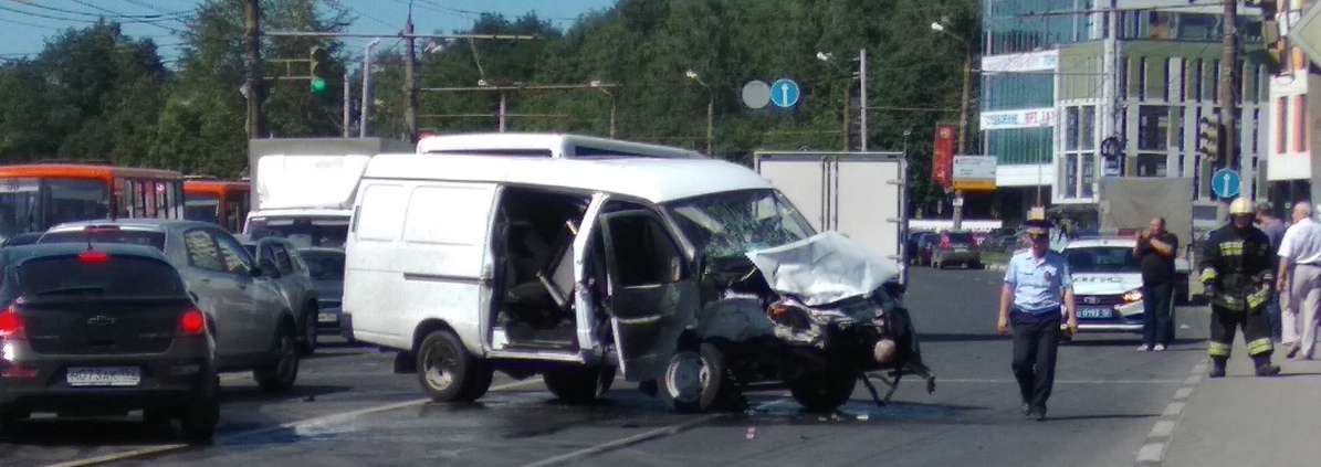 Четыре человека пострадали в аварии на улице Родионова (ФОТО)