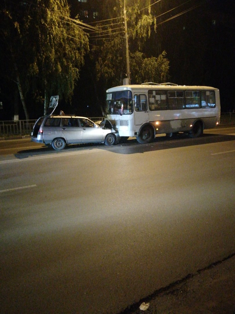"Лада" и маршрутка столкнулись лоб в лоб в Сормовском районе