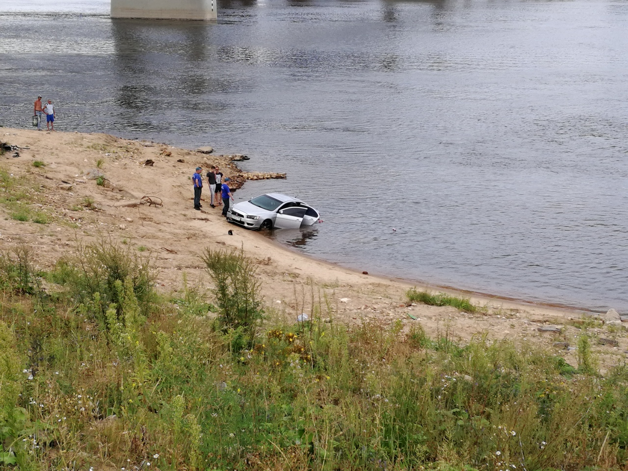 Легковой автомобиль затонул под Борским мостом в Волге (ФОТО, ВИДЕО)
