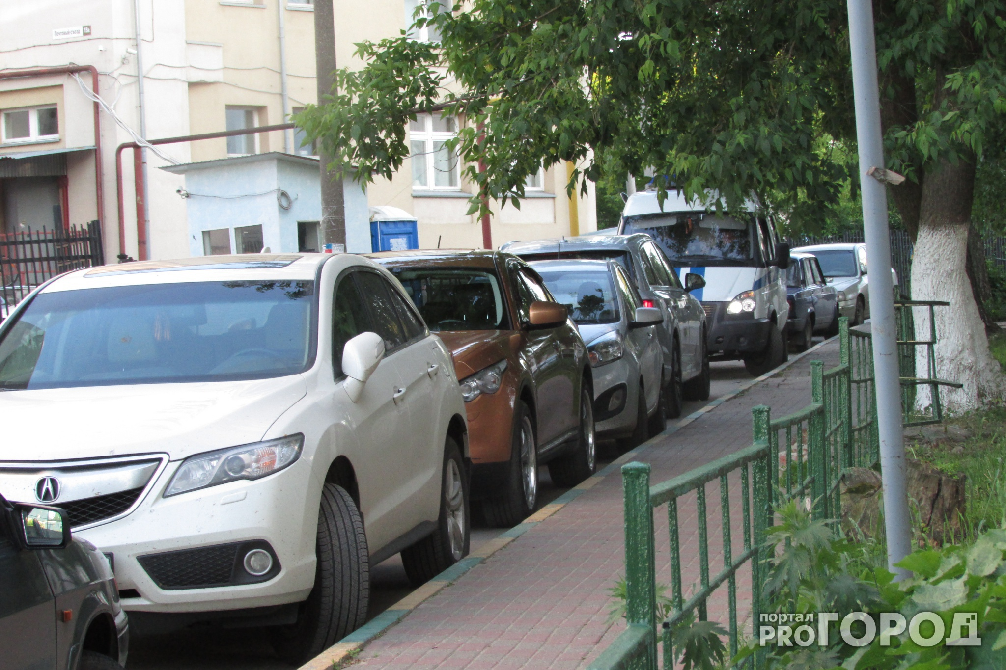 Парковку автомобилей запретят на улице Советской Армии с 10 сентября