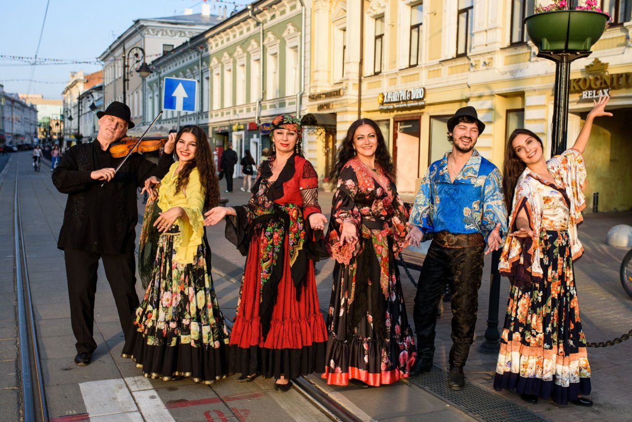 Цыганский ансамбль "Бричка" знакомит нижегородцев со своей культурой