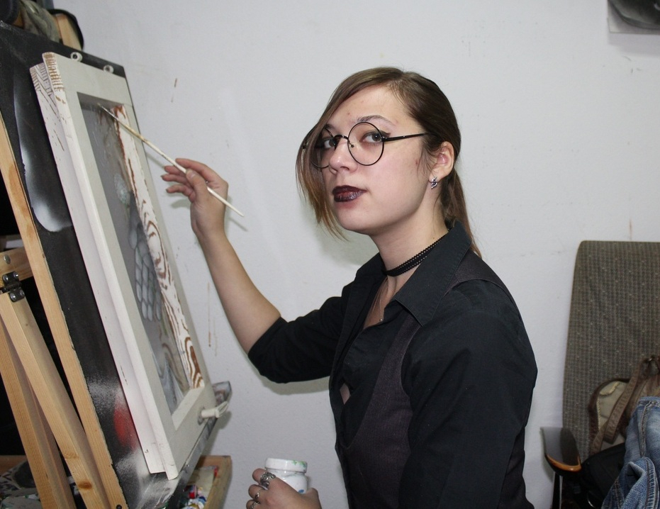 Нижегородская стрит-арт художница вдыхает новую жизнь в разрушенные дома