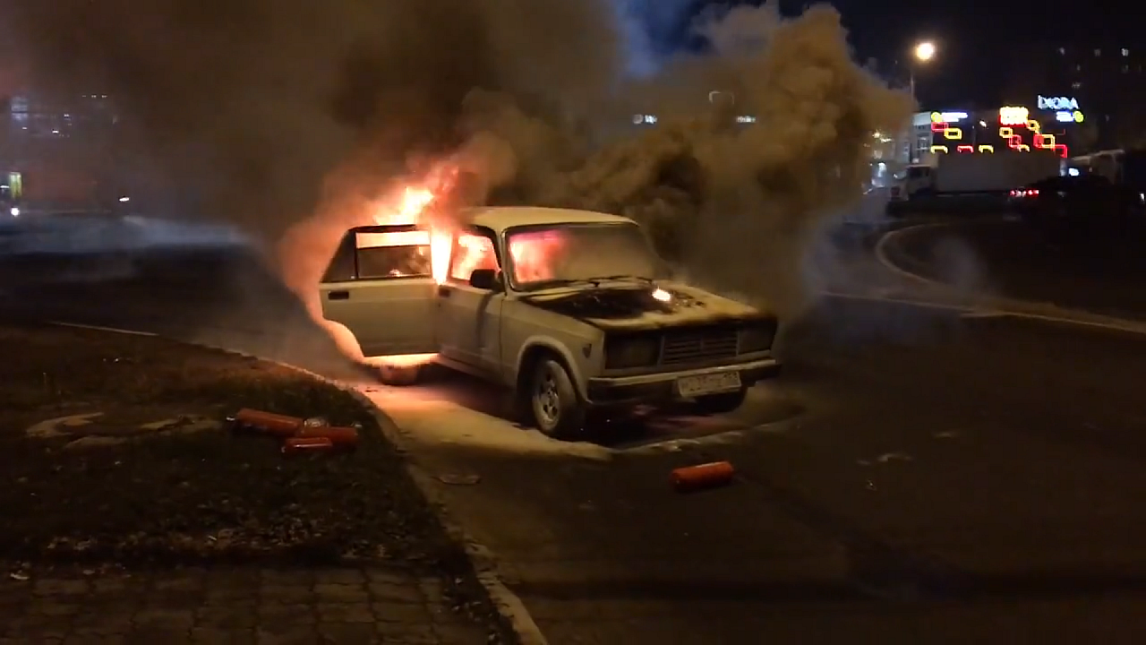 Отечественный автомобиль сгорел в Сормовском районе (ВИДЕО, ФОТО)